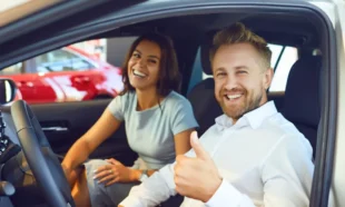 Pessoas felizes nos carros que menos quebram.