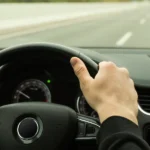 Duas mãos em um volante representando direção segura.