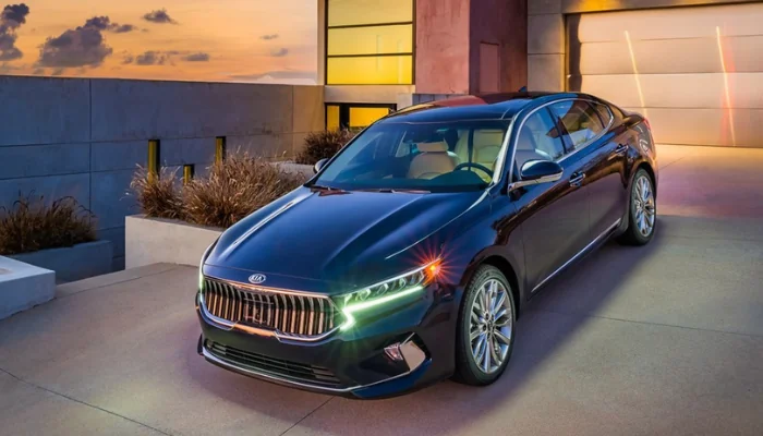 Coberturas de seguro Kia Cadenza representado por uma foto de um kia cadenza 2020 na garagem.