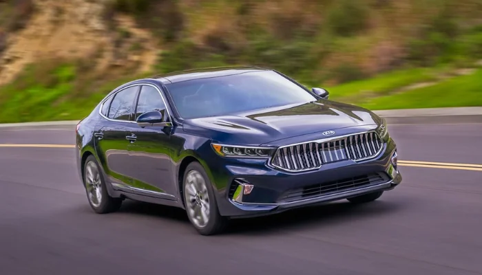Ficha Técnica Kia Cadenza Completa representado por uma foto do kia cadenza na estrada.