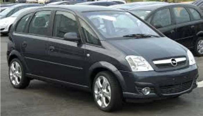 Ficha técnica completa do chevrolet meriva representado por uma meriva preta.