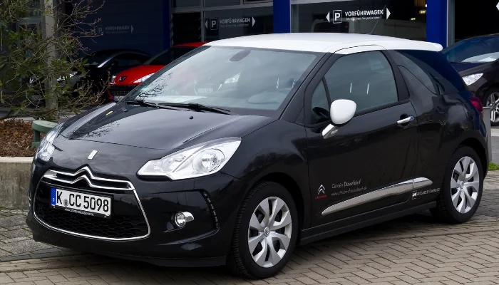 Dicas para reduzir o custo do seguro do citroën ds3 representado por um citroen ds3 na cor preta.