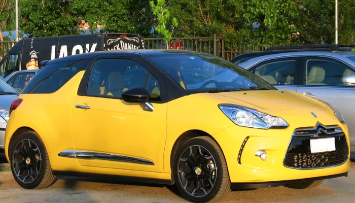 Ficha técnica completa Citroën ds3 representado por uma foto do citroen ds3 amarelo.