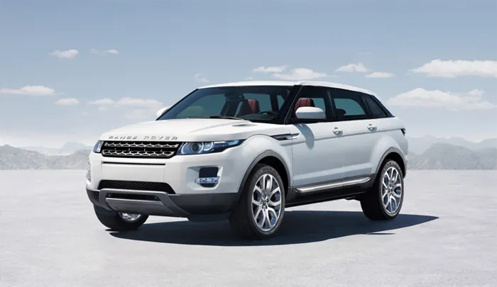 seguro range rover evoque sendo representado por um veículo de cor branca em uma paisagem 