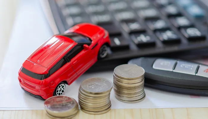 Seguradoras Recomendadas para Seguro Peugeot 307 representado por uma foto de um carrinho vermelho com uma chave ao lado.