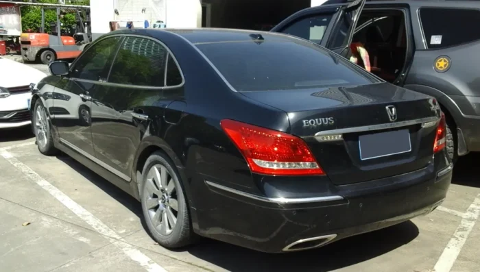 hyundai equus preta em um estacionamento