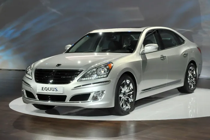 veículo na cor prata em um mostruário de vendas