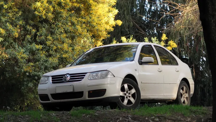 seguro bora 2008 branco estacionado em um gramado 