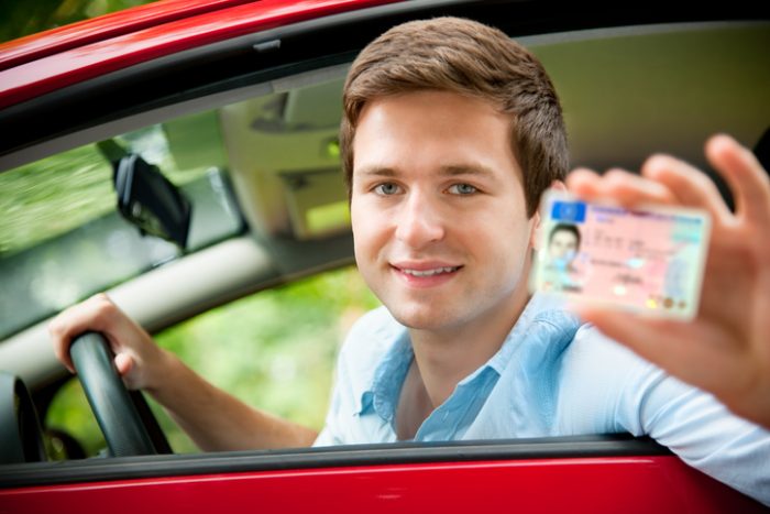Conheça o custo da “driver license” e da CNH brasileira