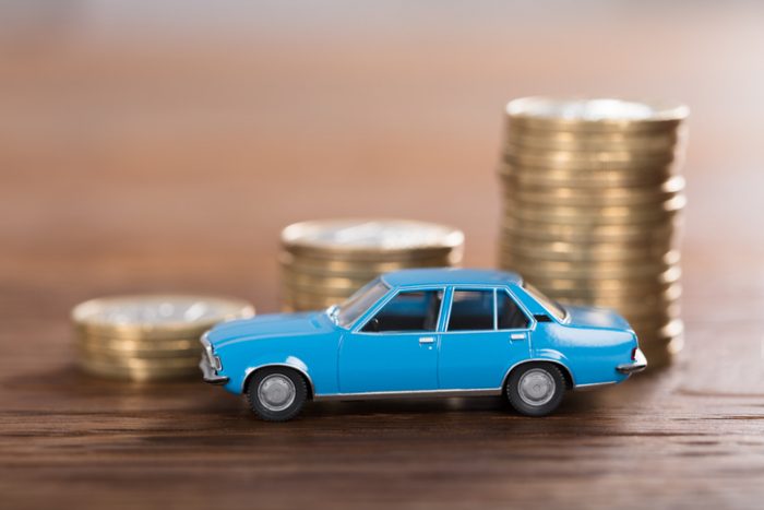 Aqui estão 13 principais maneiras de economizar no prêmio de seguro de carro