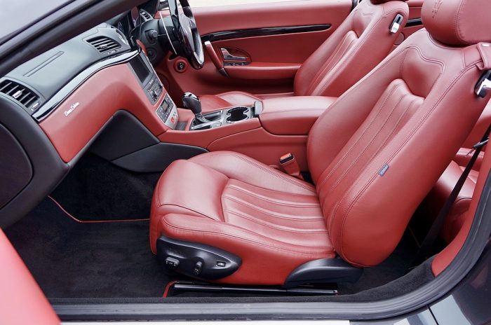 Vai limpar os bancos do carro? Saiba como