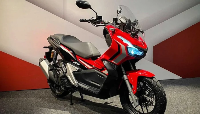 Moto honda adv vermelha.