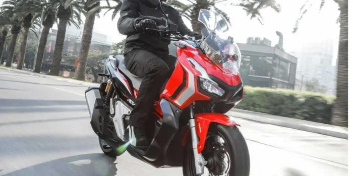 Homem dirigindo moto Honda ADV 150.