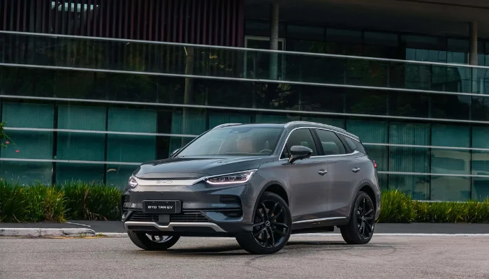 Ficha técnica representado por uma foto do byd tan.