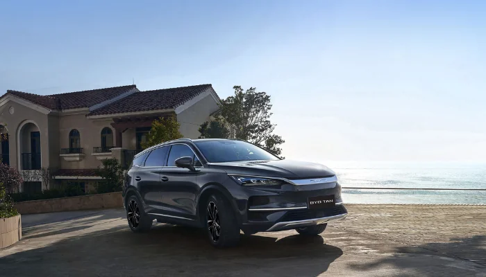 BYD Tan estacionado representando a ficha técnica do byd tan.