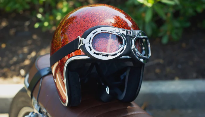 Coberturas Essenciais para o Seguro da Honda X-ADV 750 representado por um capacete em cima de uma moto.