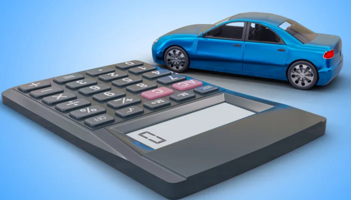 Como Economizar no Seguro BYD Song Plus representado por um carro ao lado de uma calculadora.