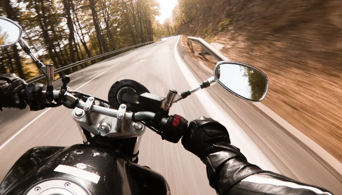Como economizar no seguro de moto representado por uma moto na estrada.