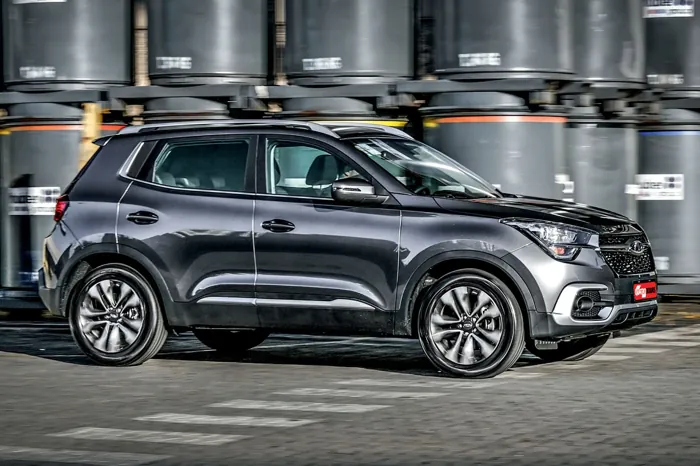 caoa chery tiggo 5x detalhes na cor grafite estacionado