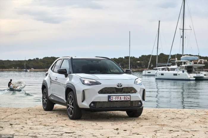 yaris cross na cor branca, na areia da praia, representando yaris cross ficha técnica.
