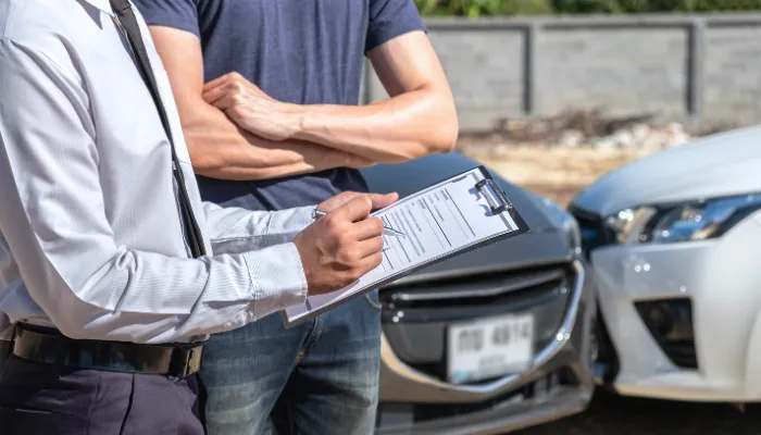 carro batido financiado com seguro com dois homens resolvendo o que fazer com a colisão de dois carros