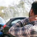 carro batido financiado sem seguro com homem preocupado ao ver dois veículos colidirem