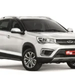 chery tigo 2 branca parada em um mostruário