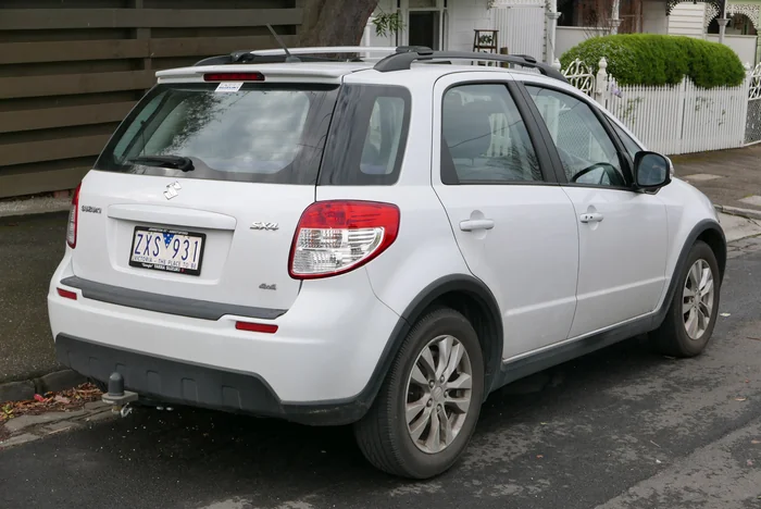 susuki branca parte traseira, representando valor seguro suzuki sx4.