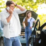 homem preocupado com o carro, pois houve sinistro de terceiros