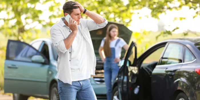 homem preocupado com o carro, pois houve sinistro de terceiros