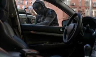 Homem tenta arrombar carro, que deve ser um dos carros mais roubados de SP.
