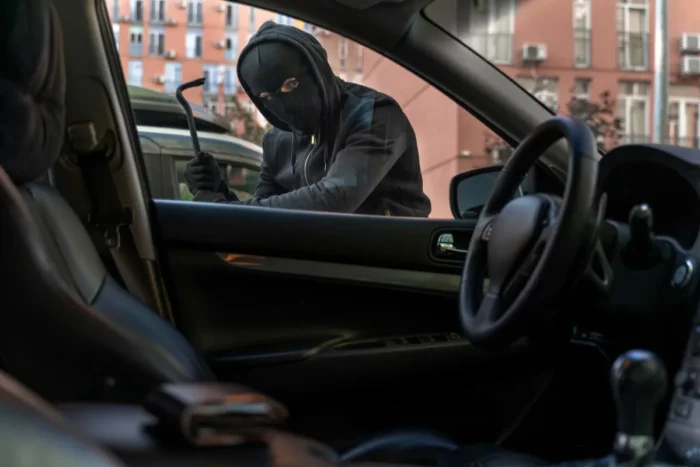 Homem tenta arrombar carro, que deve ser um dos carros mais roubados de SP.
