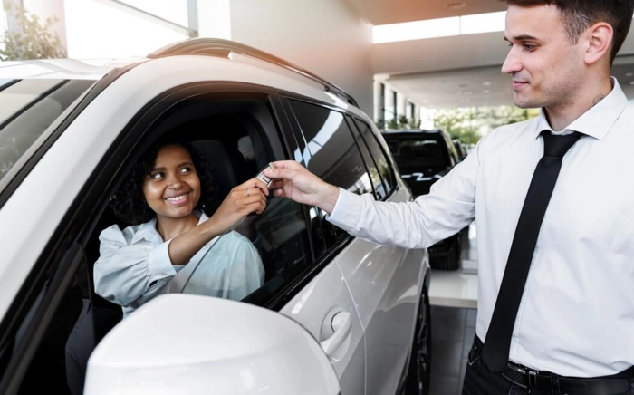 Condutora aparenta satisfação com aquisição de garantia estendida de carro.