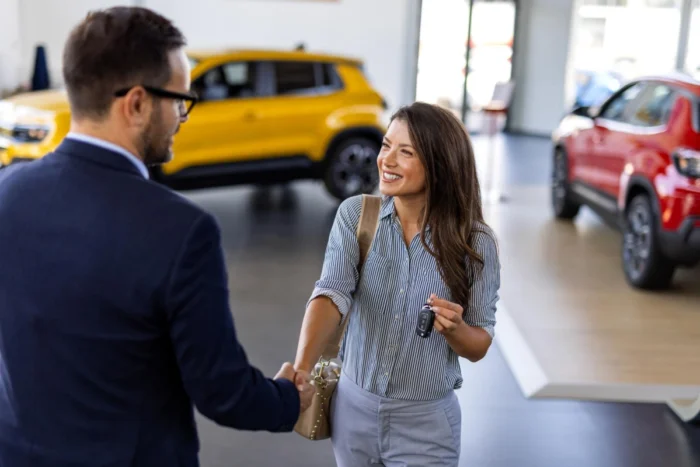 Mulher fecha compra de carro novo. Qual Concessionária Paga 100% da Tabela Fipe 2025?