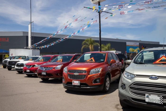 Carros enfileirados em loja de seminovos. Como consultar tabela FIPE pela placa?