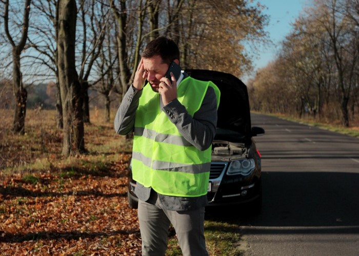 Homem liga para informar a ocorrência de um sinistro em meio a uma estrada deserta.