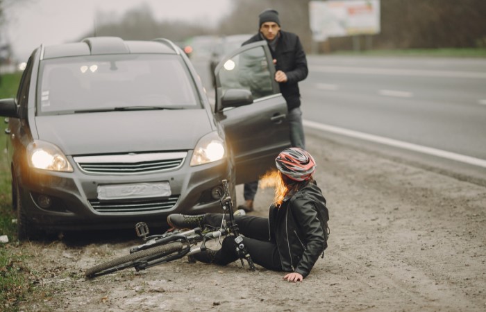Motorista sai do carro para dar suporte a ciclista que foi atropelada por ele.