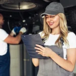Mecânica e assistente fazem vistoria em carro. Representando vistoria de transferência.