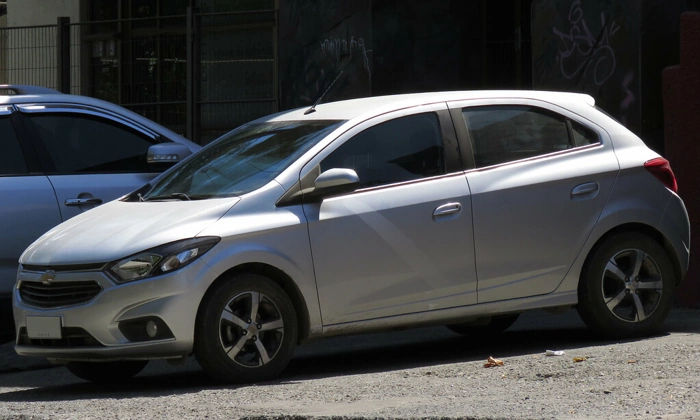 Onix branco, representando carros mais vendidos do Brasil.
