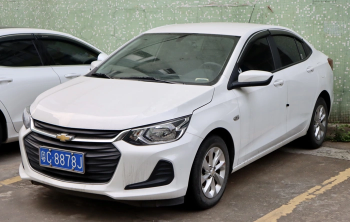 Onix Plus branco, representando 10 carros mais vendidos no Brasil.