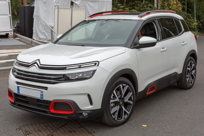 Citroën C5 Aircross na cor branca, representando melhores carros para comprar.