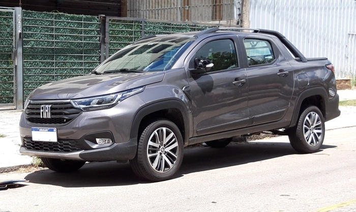 Strada cinza escuro, representando 10 carros mais vendidos no Brasil.
