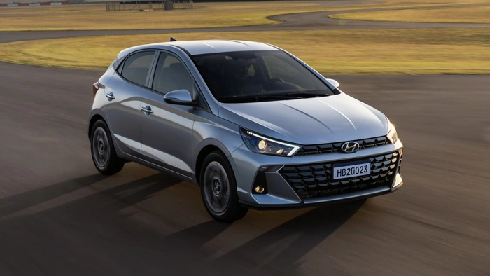 HB20 cinza escuro em movimento, representando 10 carros mais vendidos no Brasil.