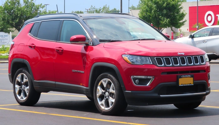 Compass vermelho, representando 10 carros mais vendidos no Brasil.