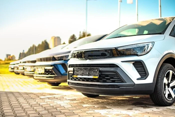 Fileira de carros à venda, representando marcas de carro mais confiáveis do mundo.