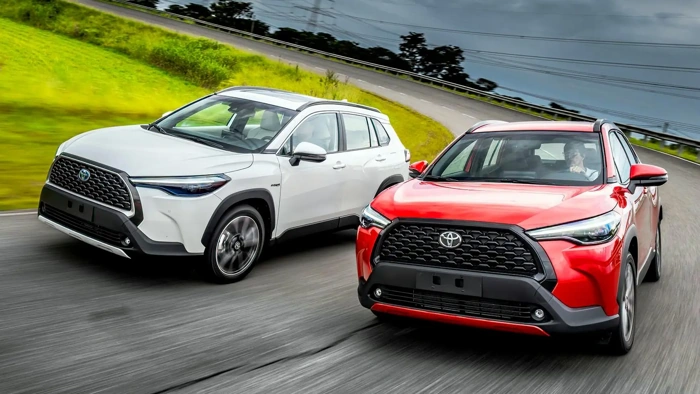 Dois Corolla Cross, um branco e um vermelho, representando melhores carros para comprar.