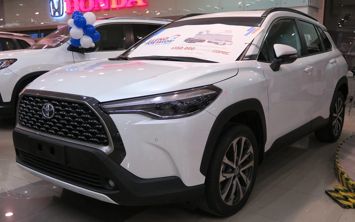 Corolla Cross branco, representando 10 carros mais vendidos no Brasil.