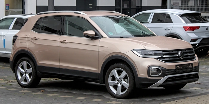T-Cross dourada, representando carros mais vendidos do Brasil.