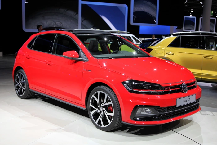 Polo vermelho, representando melhores carros para comprar.