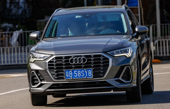 Visão frontal de um Audio Q3 na cor cinza escuro. Representando seguro audi q3.
